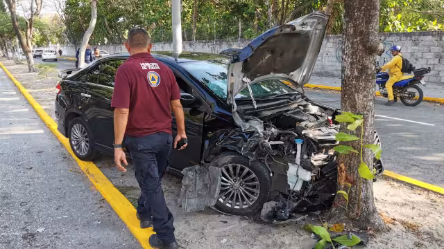 Doble colisión en Carmen deja un lesionado y daños materiales