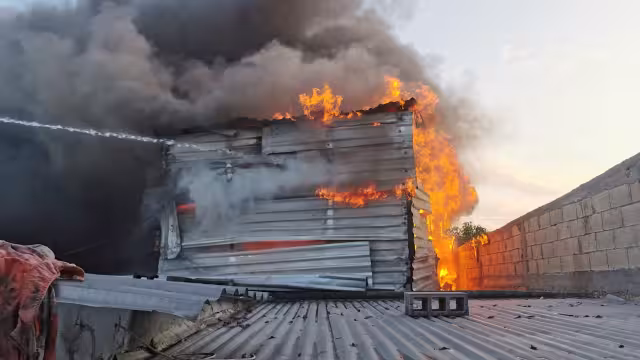 Un incendio devastó una vivienda de lámina en la colonia 23 de Julio, dejando solo escombros