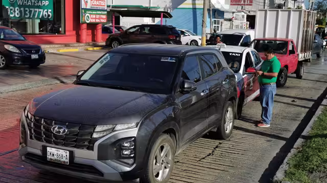 Tres vehículos involucrados en choque múltiple en la Colonia Morelos