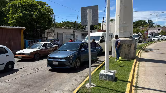 Reportan congestionamiento vial en la colonia Emiliano Zapata, Ciudad del Carmen
