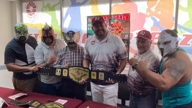 Luchadores de peso completo se preparan para la pelea en el domo de la Unidad Deportiva Jacinto Canek.