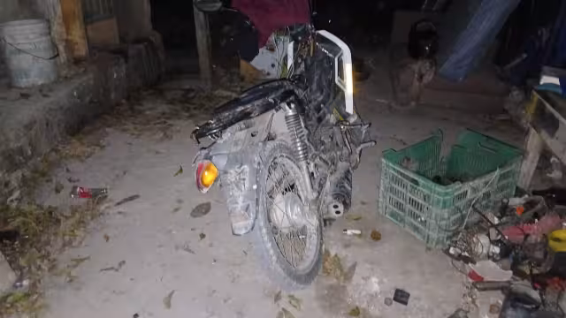 Volquete que se dio a la fuga apachurra motocicleta.
