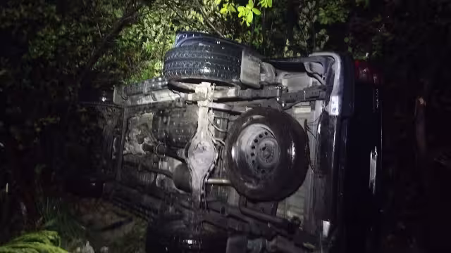 Camioneta es alcanzada por rayo: tensión y caos en carretera federal