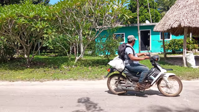 Menores de edad resultan lesionados tras accidente en moto en Álvaro Obregón
