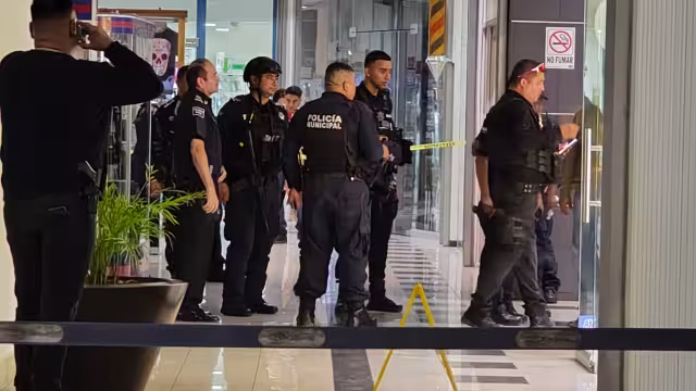 Elementos policiacos acudieron al llamado de emergencia, pero los delincuentes ya habían escapado.