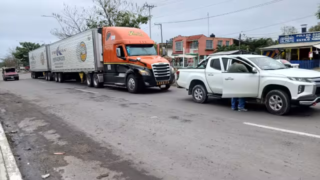Un tráiler Freightliner naranja impactó una camioneta Mitsubishi blanca en la avenida Solidaridad