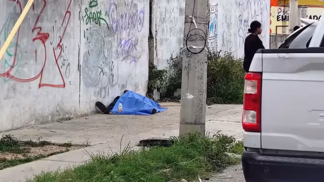 El hombre se desvaneció y murió sobre la banqueta del fraccionamiento.