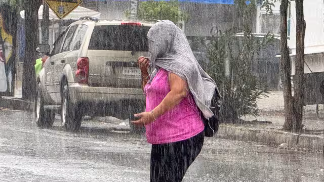 Los transeúntes no estaban preparados para la lluvia que cayó.