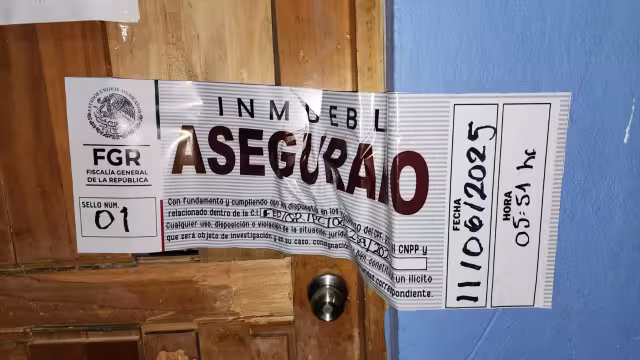 Durante el cateo en el inmueble, las autoridades aseguraron un arsenal y diferentes drogas.