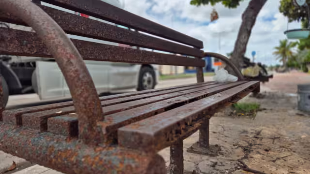 Malecón “Carlos Sansores Pérez” se deteriora: bancas oxidadas y basura