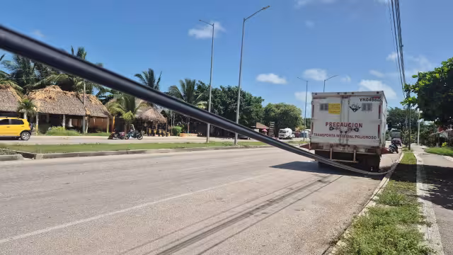 Vecinos y comerciantes denuncian un cable de TELMEX colgando peligrosamente en la Ampliación Carlos Sansores.