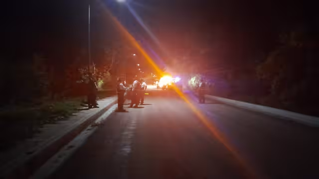 Un enfrentamiento a balazos y el levantón de un conductor ocurrieron en la carretera a la colonia rural La Chiquita.