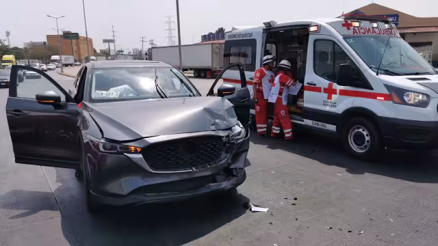 Paramédicos de la Cruz Roja Mexicana auxiliaron a los lesionados