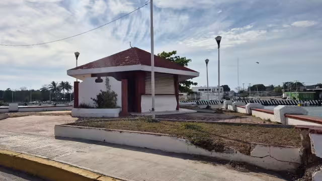 La pestilencia inunda el lugar debido a que personas hacen ahí sus necesidades fisiológicas, mientras la Comuna se mantiene omisa.
