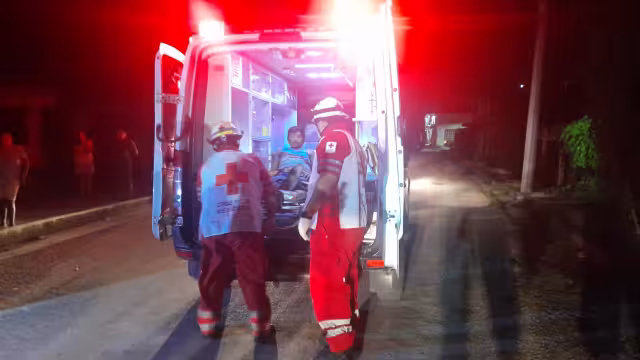 Padre e hijo resultaron lesionados al chocar su motocicleta en Escárcega