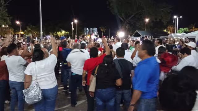 El descontento de los docentes les llevó a plantarse frente al palacio de la ciudad.