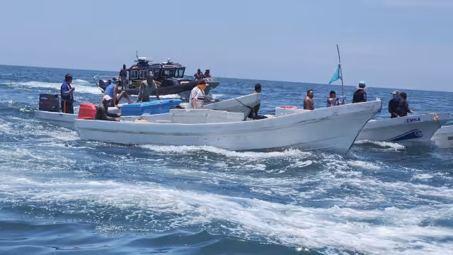 En la inspección a una de las embarcaciones, la Conapesca confirmó la presencia de especies en veda.