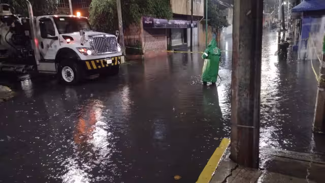 Lluvias del sábado 27 de septiembre en la CDMX colapsan todos los servicios.