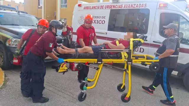 Los paramédicos auxiliaron al hombre y lo trasladaron a un hospital.