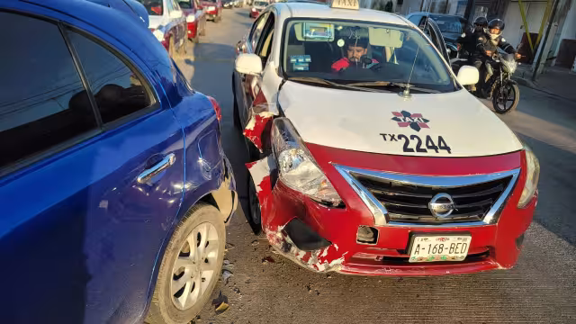 Fuerte choque entre particular y taxi en Ciudad del Carmen