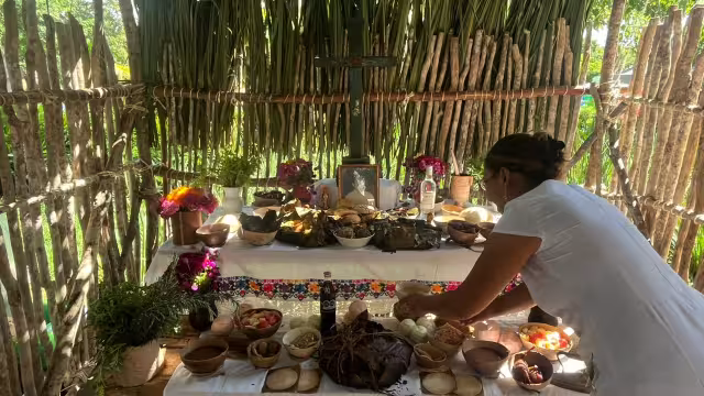 Se exponen más de 80 altares de Hanal Pixán en la Plaza Grande de Mérida
