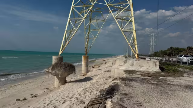 Denuncian abandono de torres eléctricas en la costa