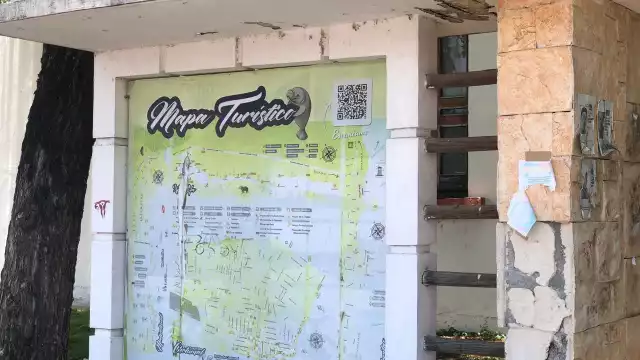 Los mapas turísticos de la zona se encuentran en mal estado.