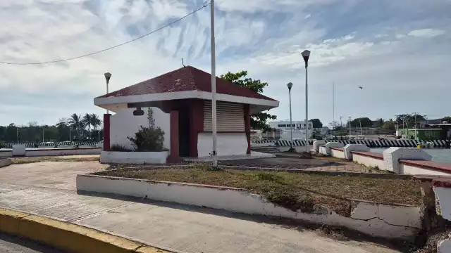 La pestilencia inunda el lugar debido a que personas hacen ahí sus necesidades fisiológicas, mientras la Comuna se mantiene omisa.