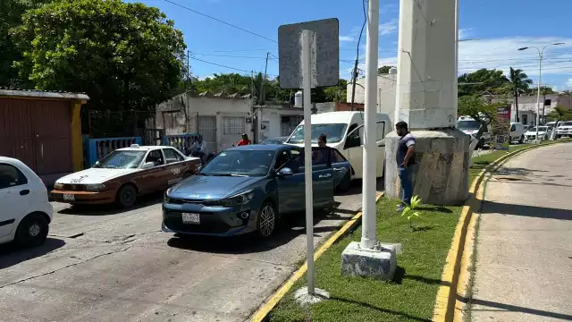 Reportan congestionamiento vial en la colonia Emiliano Zapata, Ciudad del Carmen