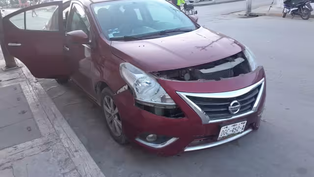 La camioneta no realizó su alto obligatorio e impactó al automóvil