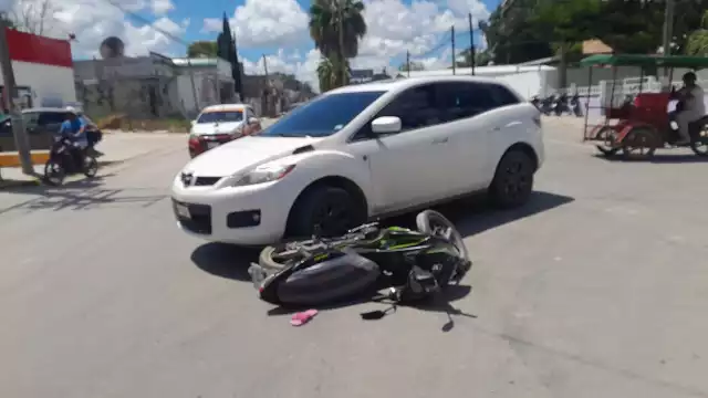 La motociclista no respetó el paso de preferencia y se atravesó a la camioneta