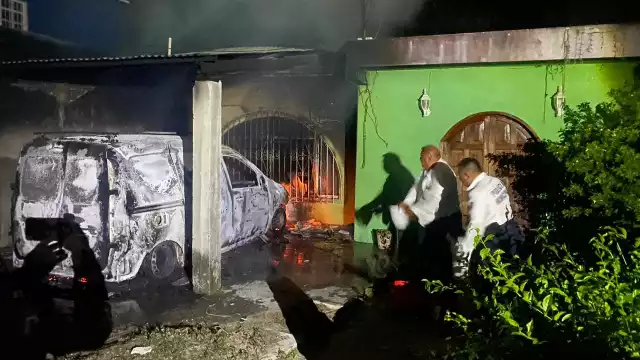 Una falla en el sistema eléctrico causó el incendio de una camioneta Renault Kangoo blanca en la colonia Morelos.