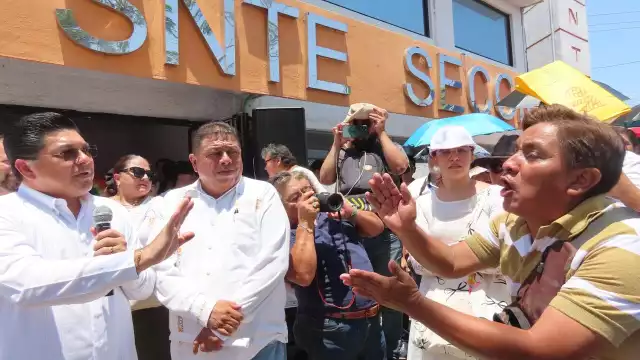 Maestros se enfrentaron al líder del SNTE en Yucatán