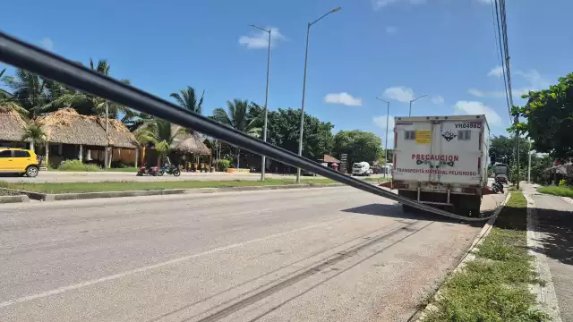 Vecinos y comerciantes denuncian un cable de TELMEX colgando peligrosamente en la Ampliación Carlos Sansores.