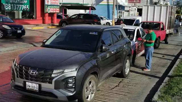 Tres vehículos involucrados en choque múltiple en la Colonia Morelos