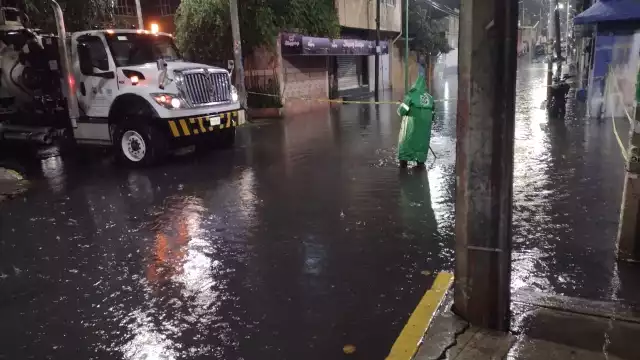Lluvias del sábado 27 de septiembre en la CDMX colapsan todos los servicios.