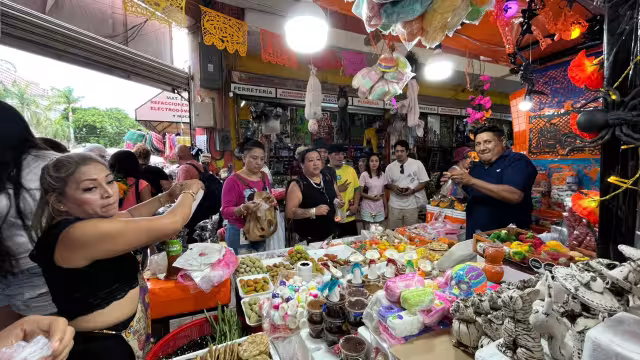 Diversos puertos de flores, dulces y artesanías lucen abarrotados