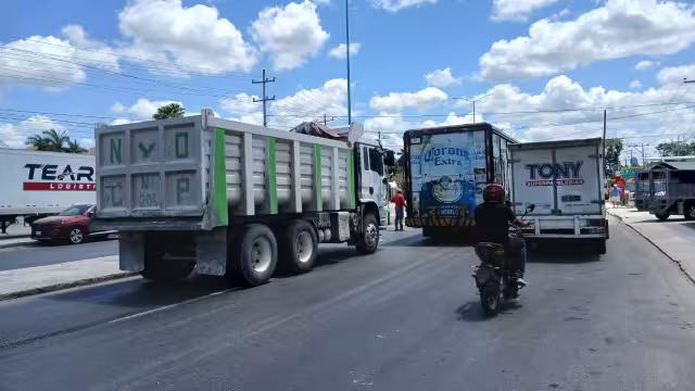 Camiones chocan en cruce peatonal; logran acuerdo sin mayores consecuencias