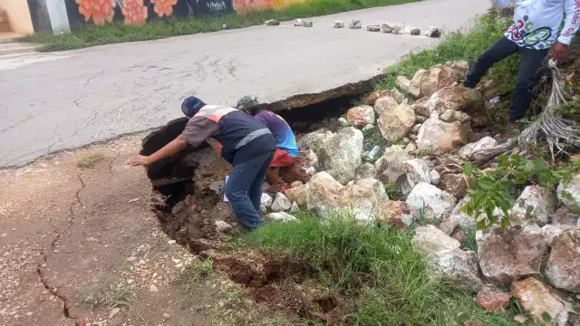 Un gran socavón apareció al lado del cementerio general de Bécal tras las lluvias del ciclón