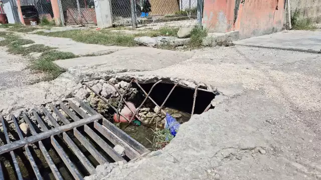 Imperfección en drenaje pluvial pone en riesgo el tráfico en colonia de Campeche
