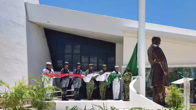 Elemento de la Semar casi se desmaya en ceremonia oficial; ciudadanía responsabiliza a funcionarios de gobierno