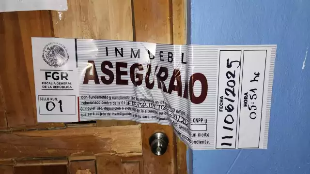 Durante el cateo en el inmueble, las autoridades aseguraron un arsenal y diferentes drogas.