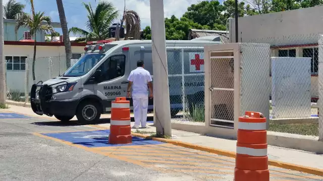 Personal de la Marina saca del agua a un abuelito que flotaba boca abajo, logrando salvarle la vida