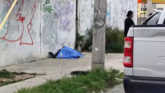 El hombre se desvaneció y murió sobre la banqueta del fraccionamiento.