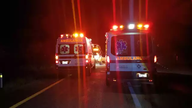 Dos ambulancias con paramédicos trasladaron a los heridos al Hospital IMSS Bienestar de Kantunilkin