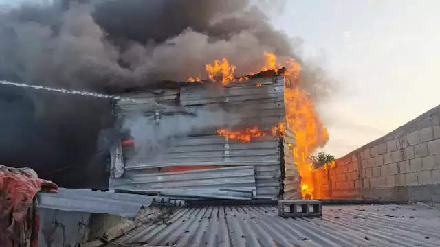 Un incendio devastó una vivienda de lámina en la colonia 23 de Julio, dejando solo escombros