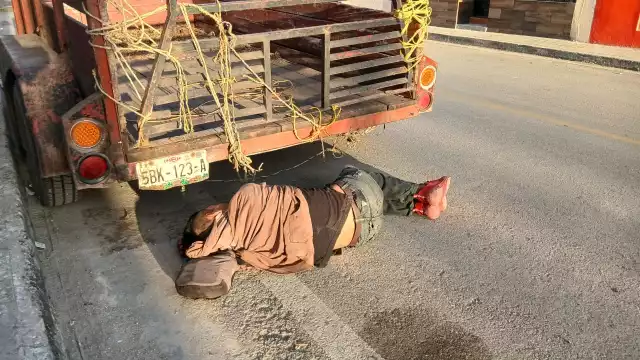 Hombre en presunto estado de ebriedad casi es atropellado en Escárcega