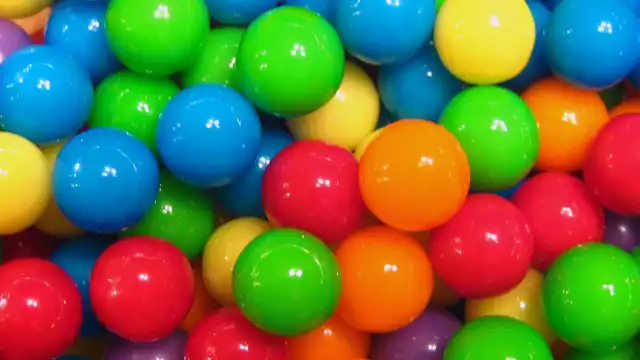 "El destello de la cámara me ofuscó y cerré los ojos. Al terminar me cantó  las mañanitas. Una pequeña lágrima se deslizó por su rostro".