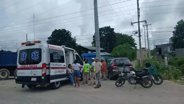 Daños materiales y crisis nerviosa tras percance vial en Escárcega