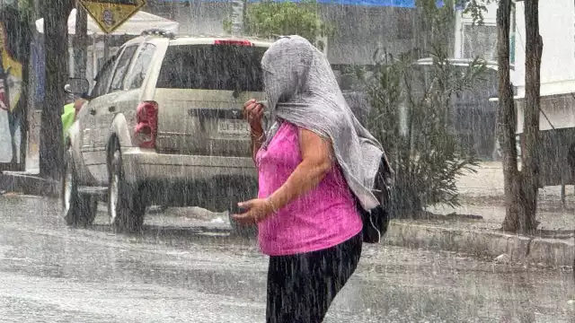 Los transeúntes no estaban preparados para la lluvia que cayó.
